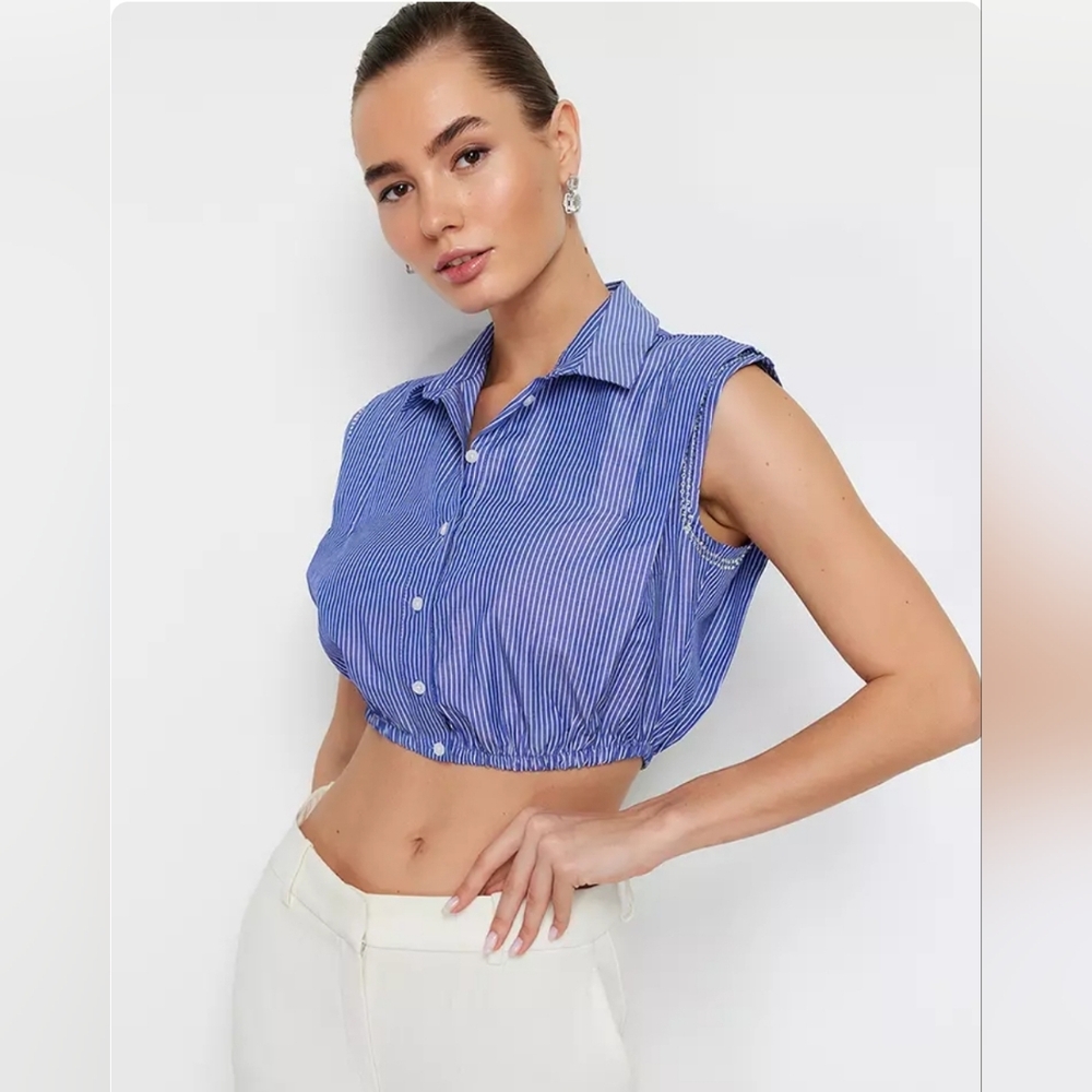 NWT Elodie Blue Notched Collar Cropped Button Down Shirt